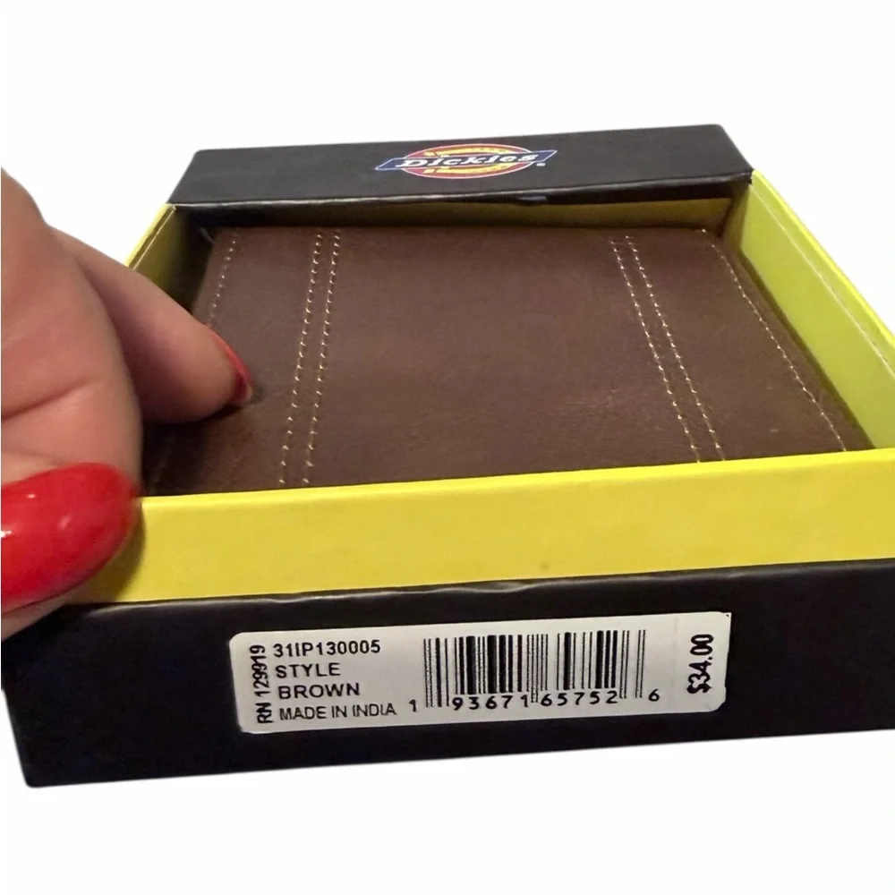 💚🌼NWT Dickies Brown Leather Wallet